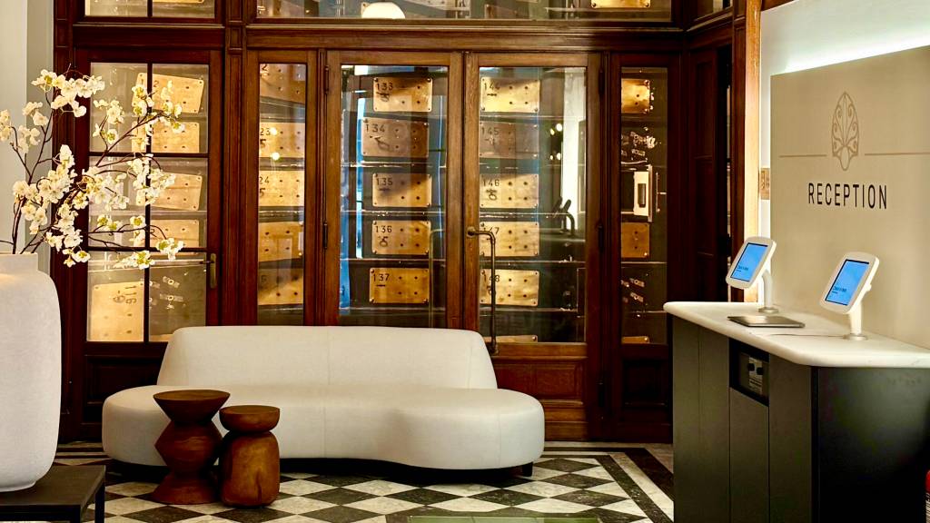 de Gulden Poorte Luxury Hotel | lobby and bank safes