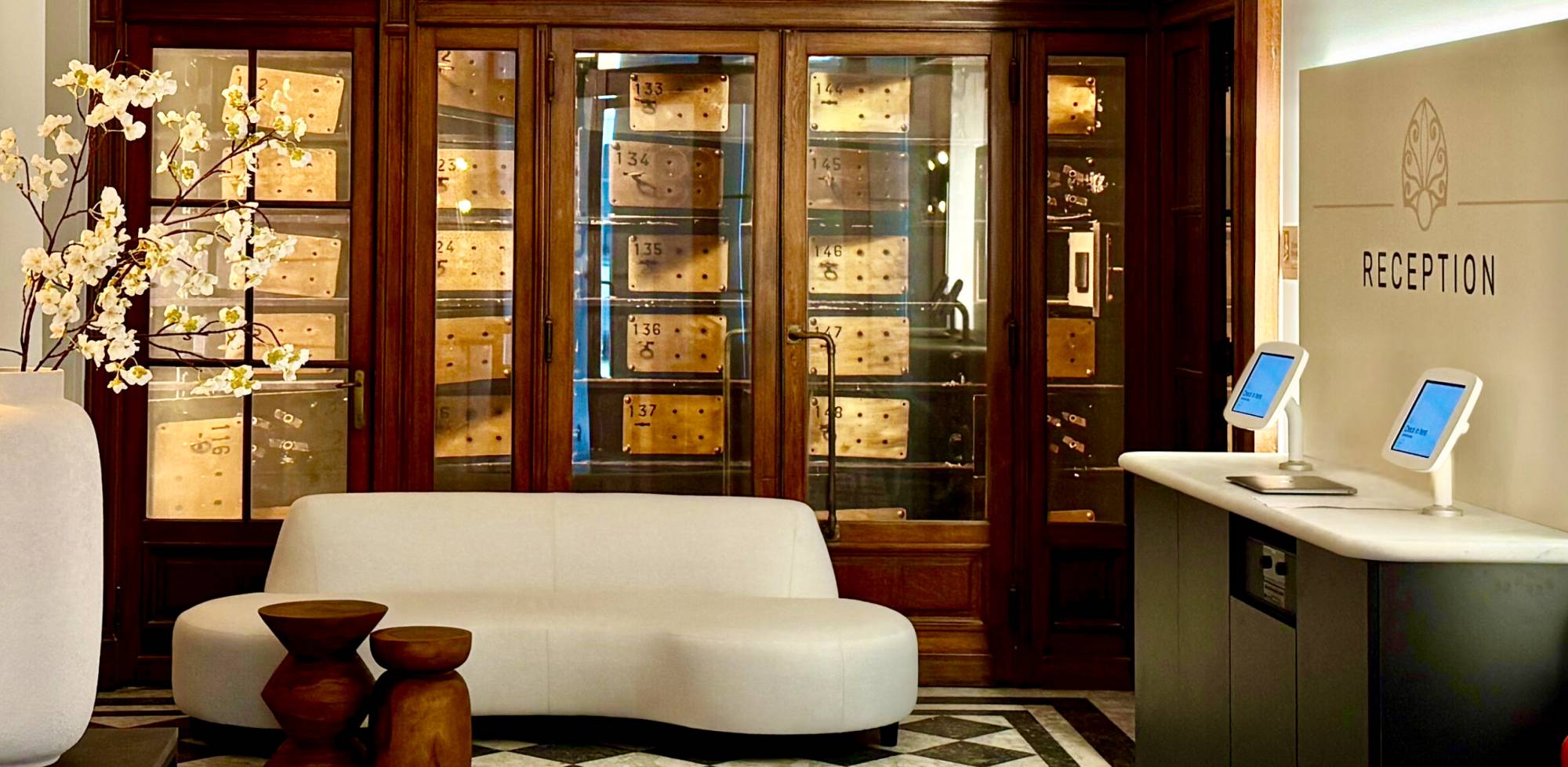 de Gulden Poorte Luxury Hotel | lobby and bank safes